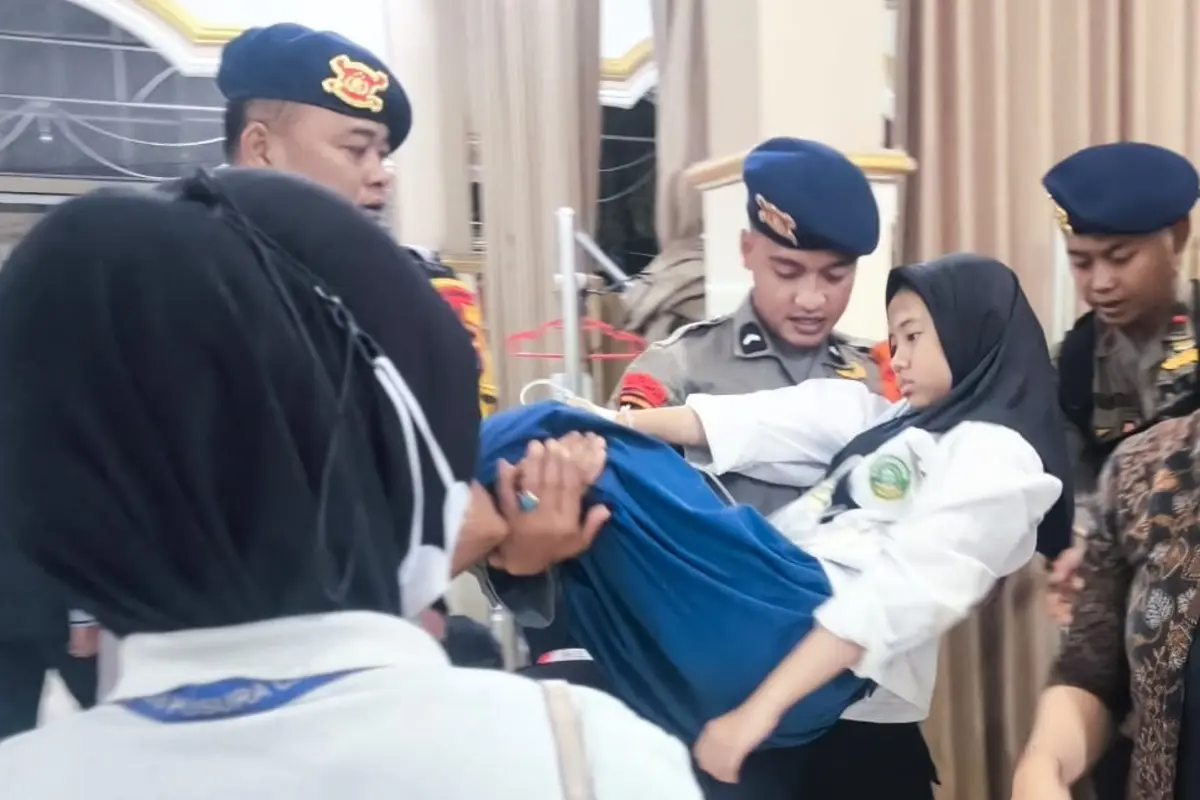 Polisi dan Tim Dokkes Bantu Evakuasi Ratusan Santri Diduga Keracunan MBG di Sidoarjo