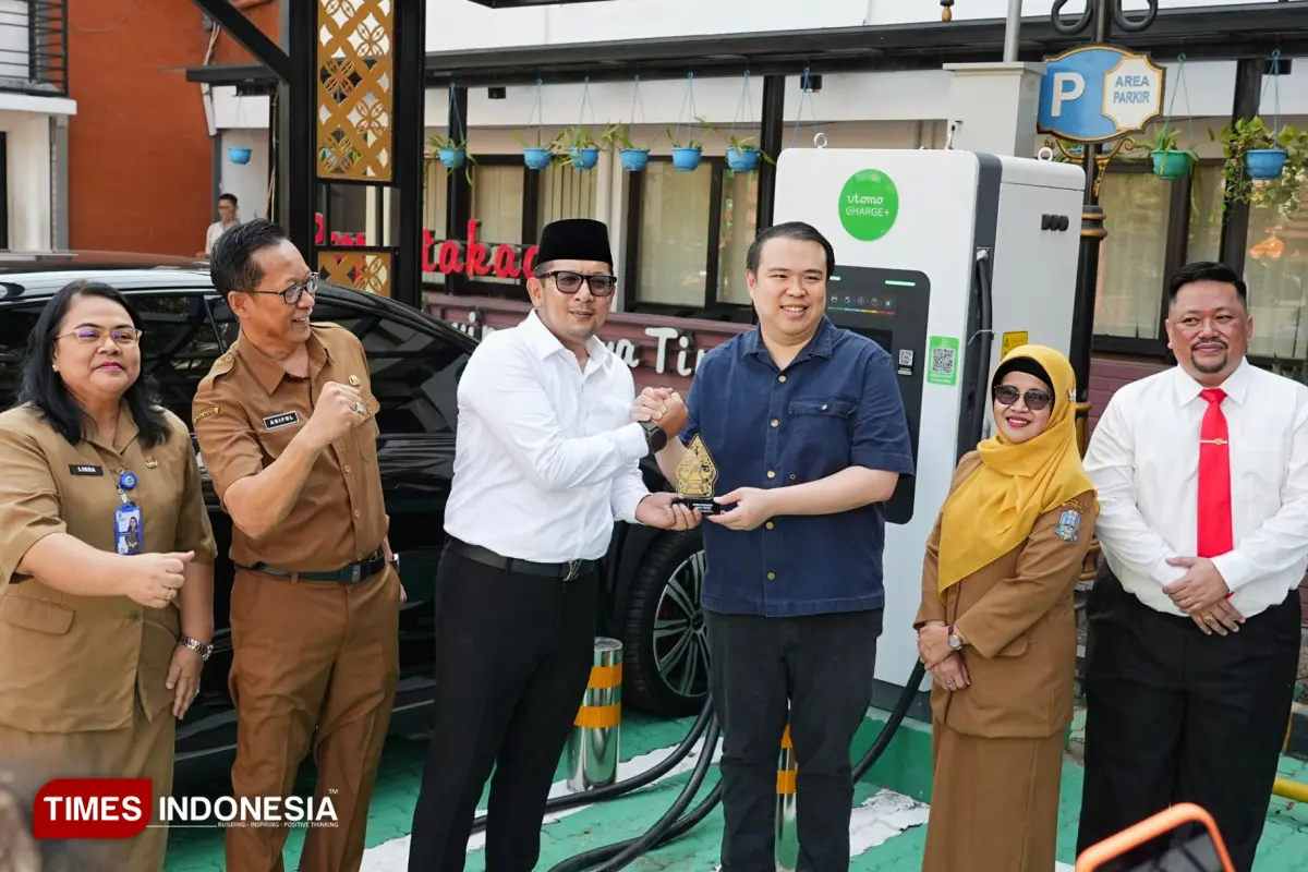Dukung Ekosistem Kendaraan Listrik, Setwan DPRD Jatim Resmikan SPKLU Umum yang Beroperasi Non&Stop
