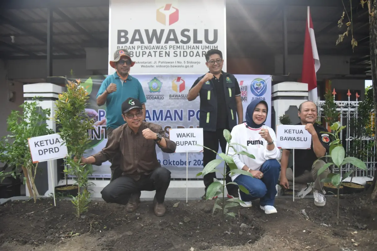 Bawaslu Sidoarjo Bidik Predikat WBK, Pohon Manggis Jadi Pengingat Integritas