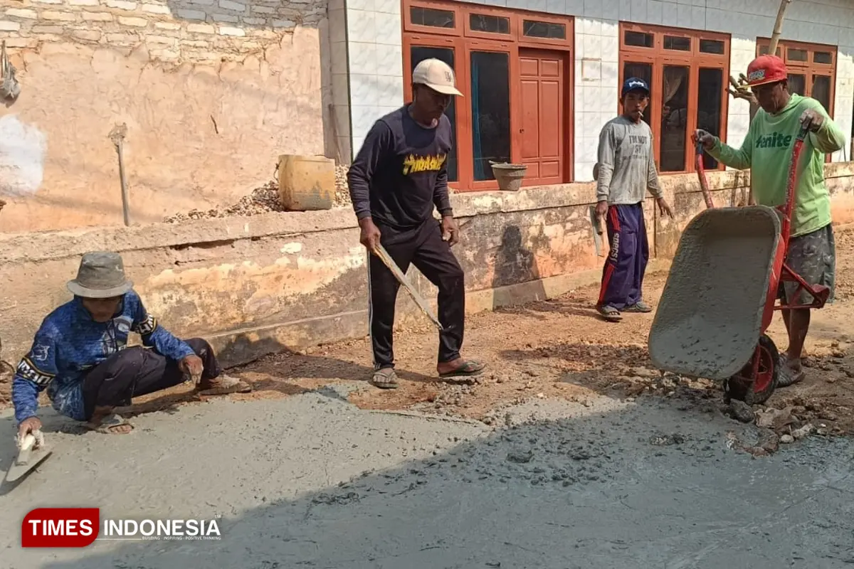 Warga Dusun Batu Putih Pulau Raas Patungan Rp30 Juta untuk Cor Jalan Desa