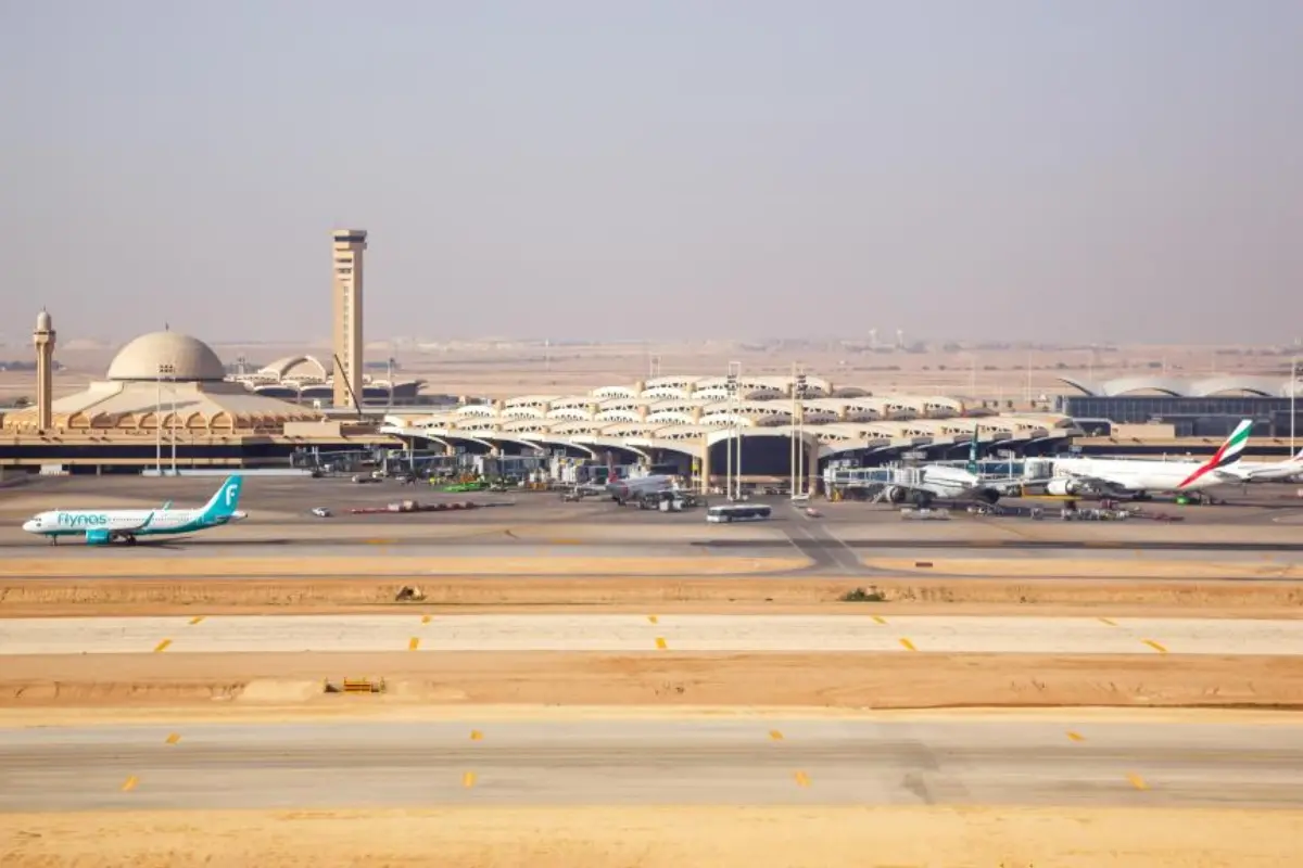 Serangan Houthi Picu Kenaikan Harga Minyak, Bandara Riyadh Ditutup hingga 17 Oktober