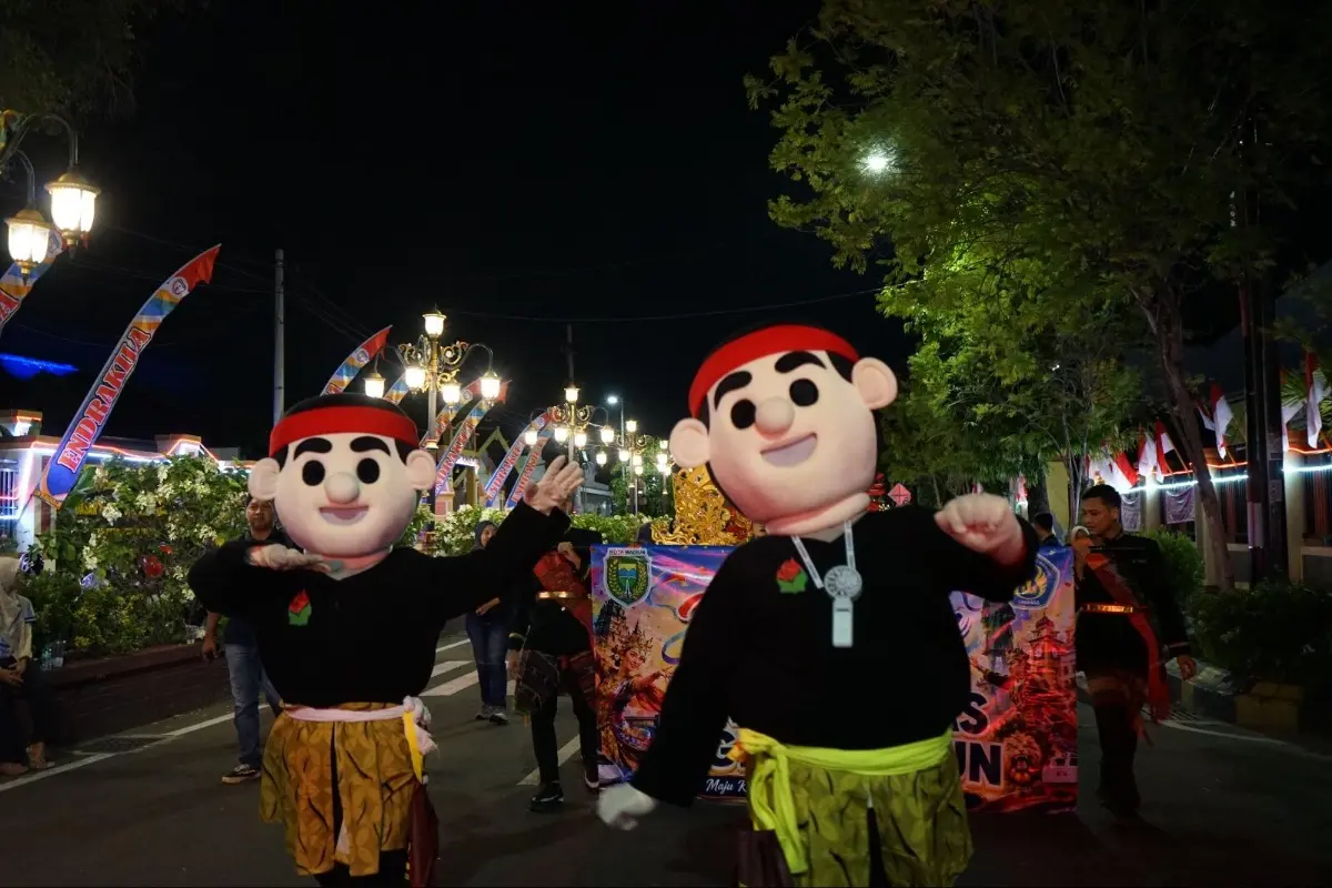 Boneka Pima Jadi Ikon UNIPMA di Madiun Spektra Carnival 2026, Interaktif Sapa Penonton