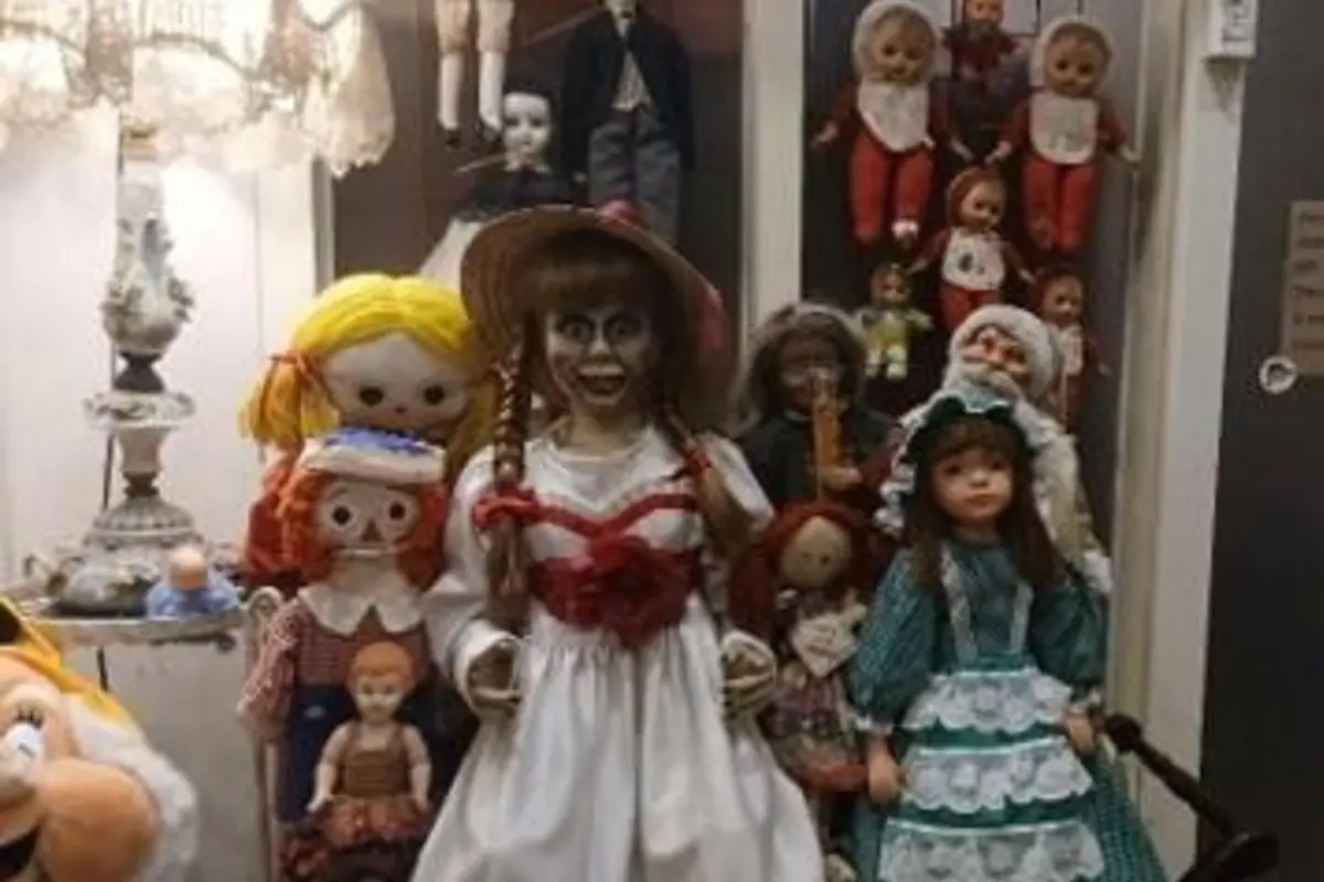 Kafe Golekan Malang: Sensasi Nongkrong Ditemani Ratusan Boneka Vintage nan Mistis