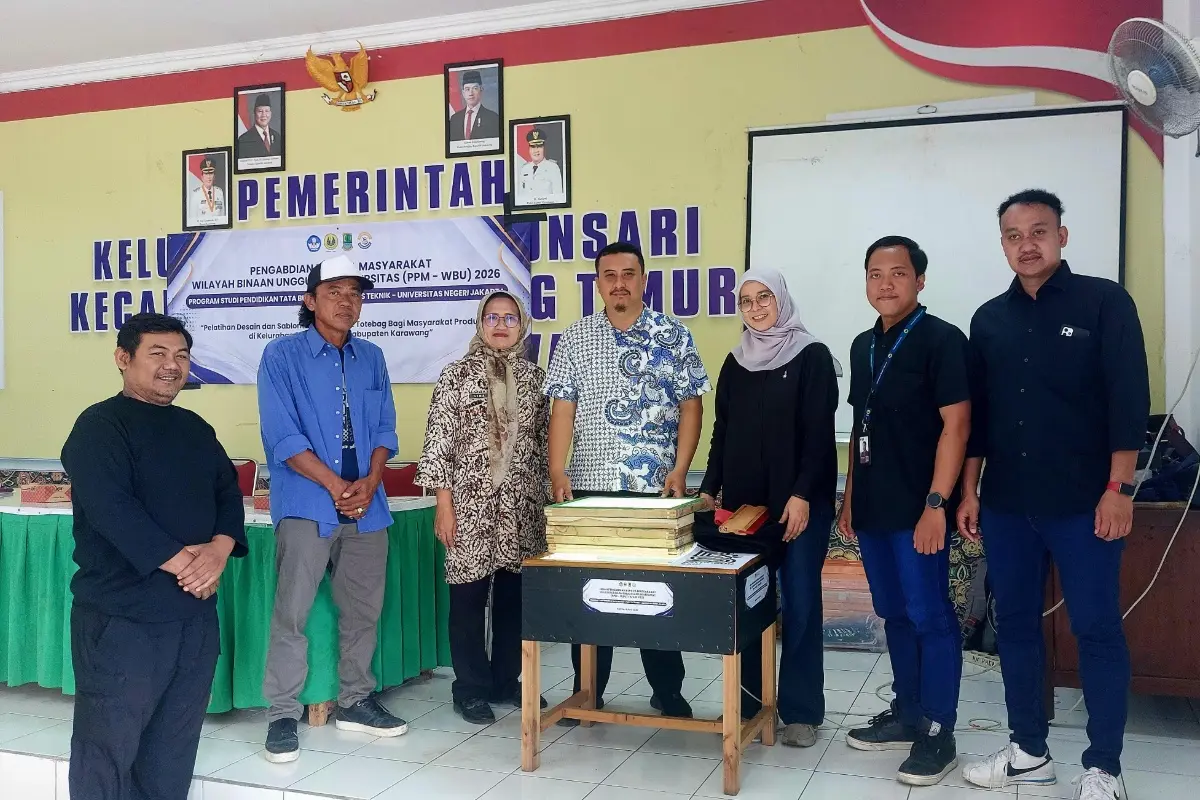 Pelatihan Desain dan Sablon Totebag, Dosen Prodi Pendidikan Tata Busana FT UNJ Angkat Skill Pemuda Palumbonsari Karawang