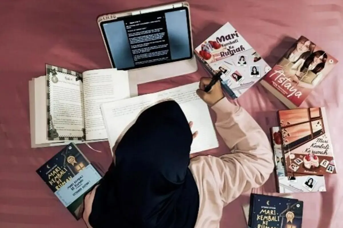 Dari Platform Digital ke Buku Cetak: Kisah Inspiratif Arin, Mahasiswi yang Sukses Pikat Ribuan Pembaca