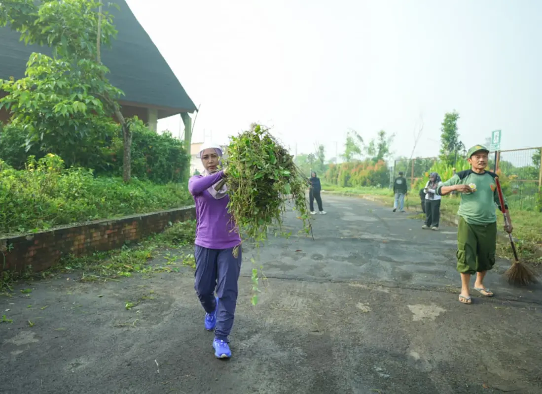 Jelang Mojotirto 2026, Wali Kota Mojokerto Pimpin Kerja Bakti di TBM