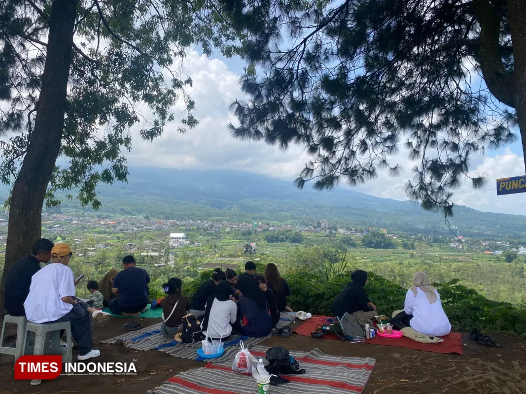 Panorama Kota Batu dari ketinggian Bukit Kalindra - 1