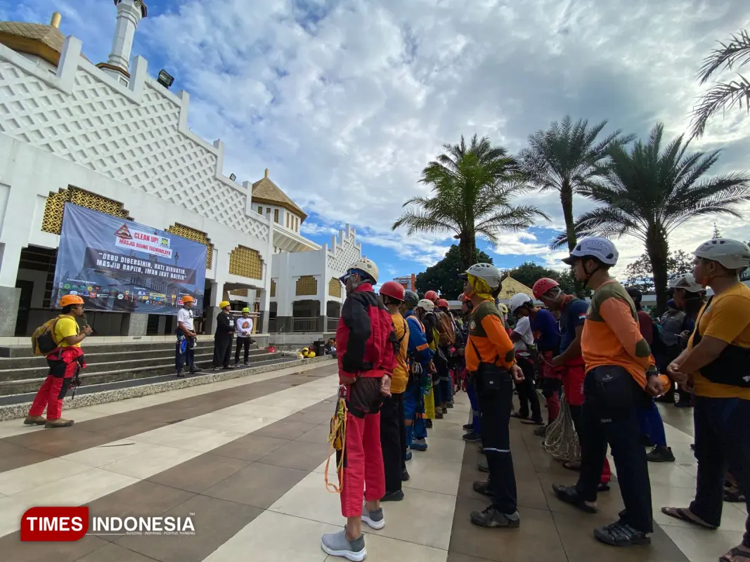 Tiga orang relawan dengan menggunakan APD lengkap tengah