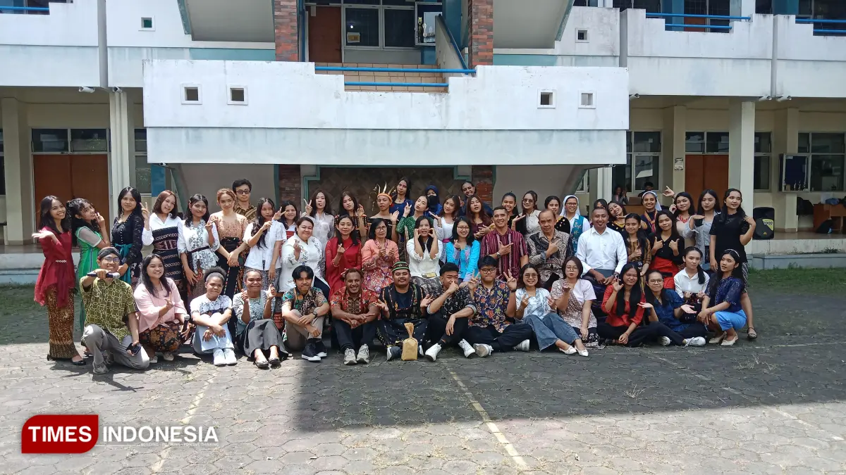 FEB UKWK Peringati Hari Kartini Tampilkan Pakaian Adat dan Mengusung Isu Emansipasi Wanita