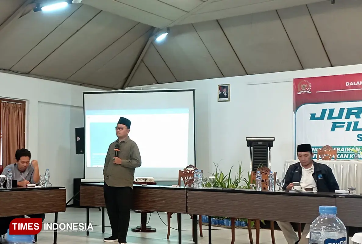 Para pemateri dan peserta berfoto bersama usai acara