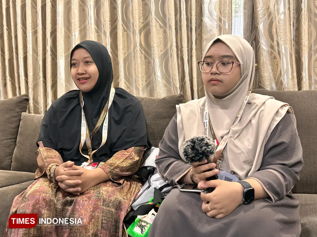 Aysylla Naila Sari bersama kakaknya, Nila Septiana Sari merupakan rombongan haji kloter 16 asal Turen Kabupaten Malang.