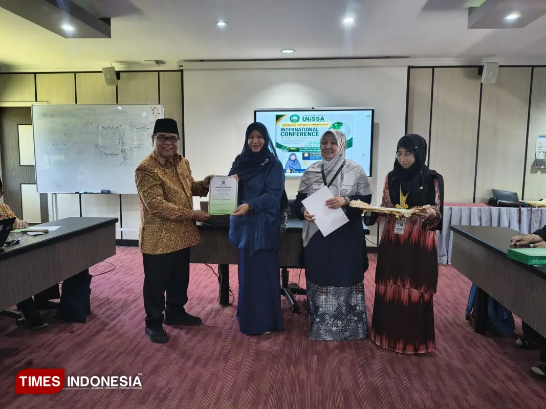 menyerahkan sertifikat