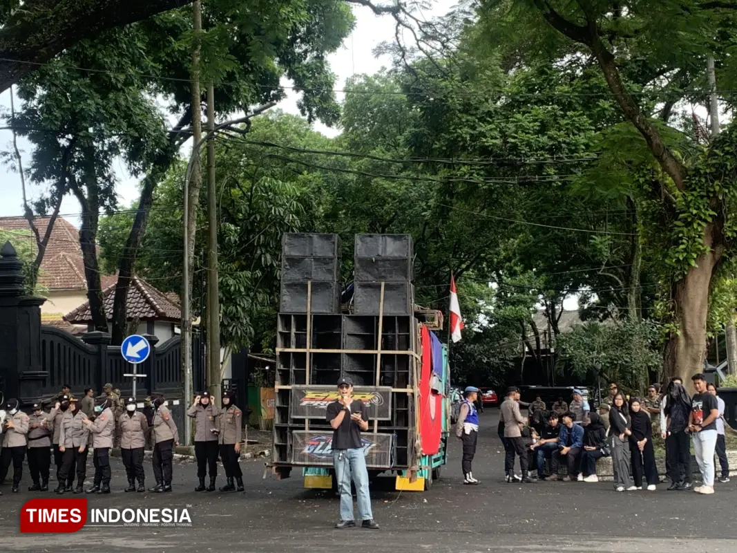 Ratusan massaaksi Hari Buruh Internasional - 1