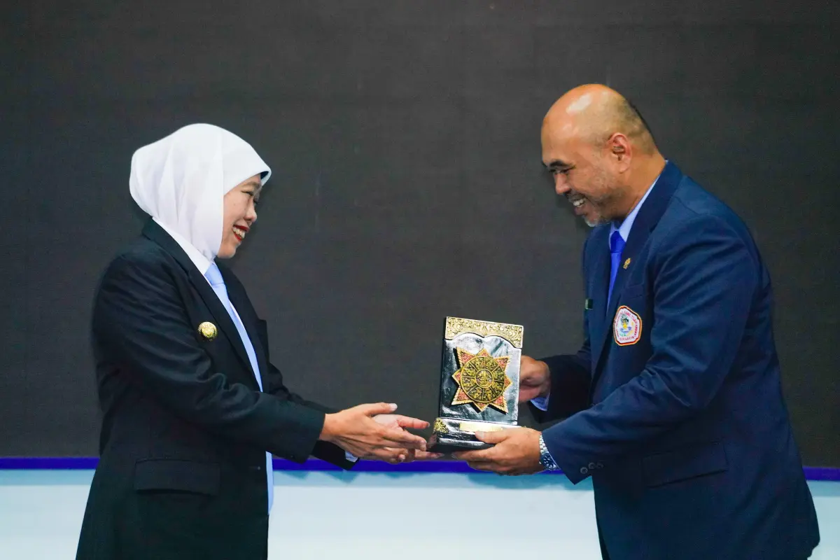 Gubernur Khofifah Universitas Hang Tuah 3