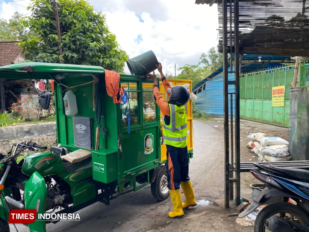 Proses pemilahan sampah Program Banyuwangi Hijau di layanan TPS3R Balak Songgon - 1
