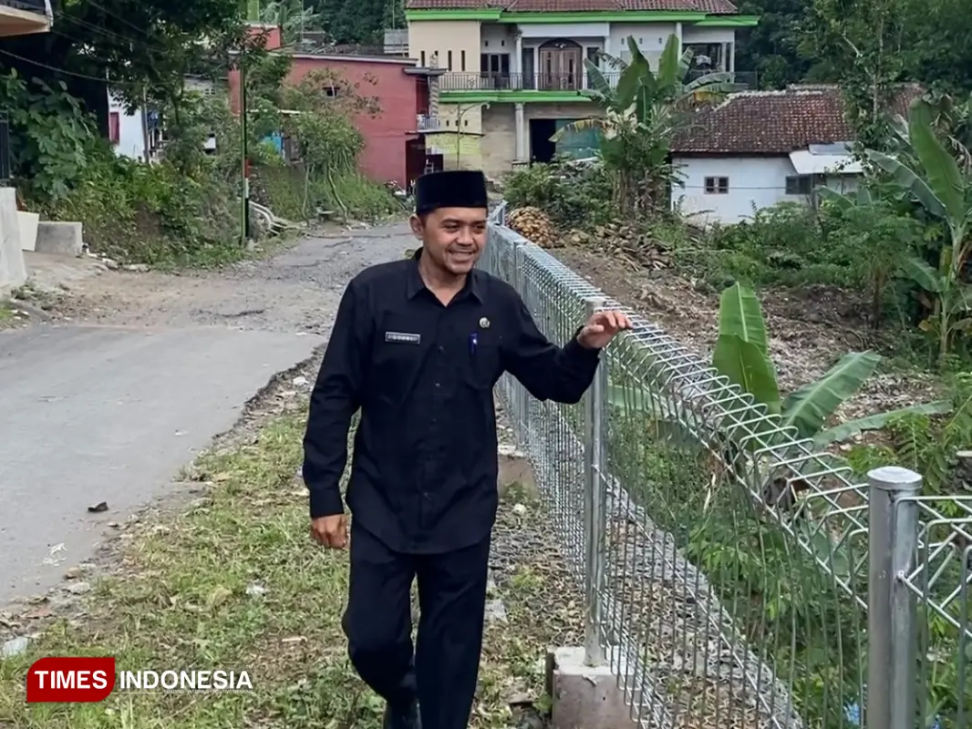 Proses pemilahan sampah Program Banyuwangi Hijau di layanan TPS3R Balak Songgon - 2