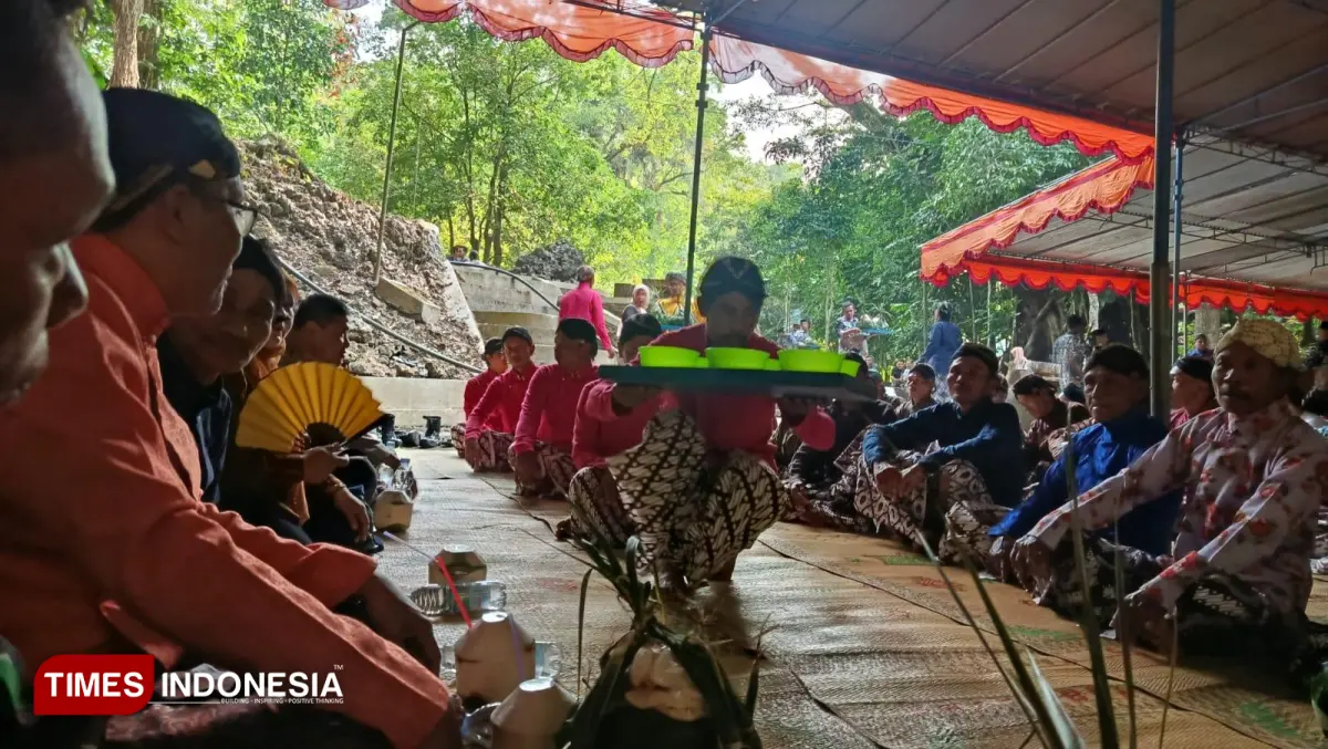 Suasana kenduri upacara adat Bersih Kali Pego - 1