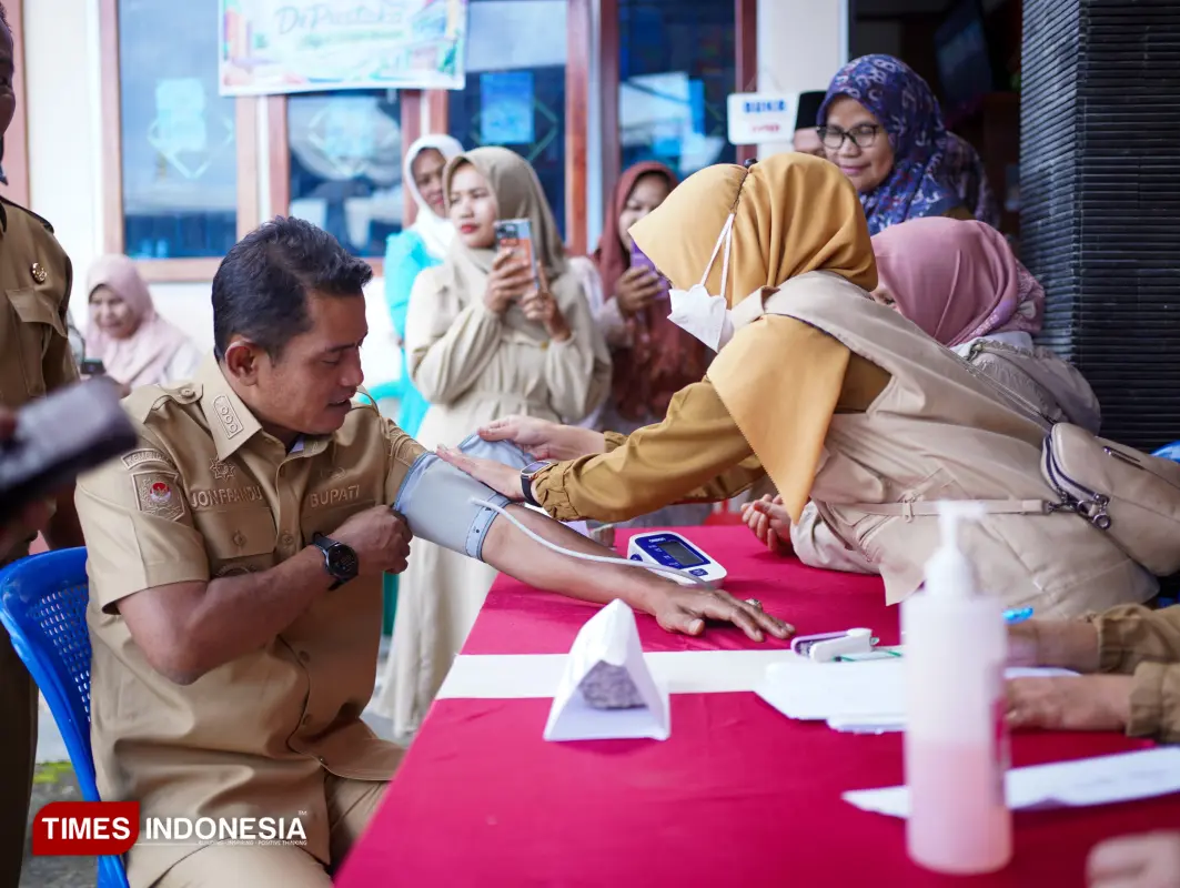 Bupati Solok bersama jajaran meninjau layanan Cek Kesehatan Gratis