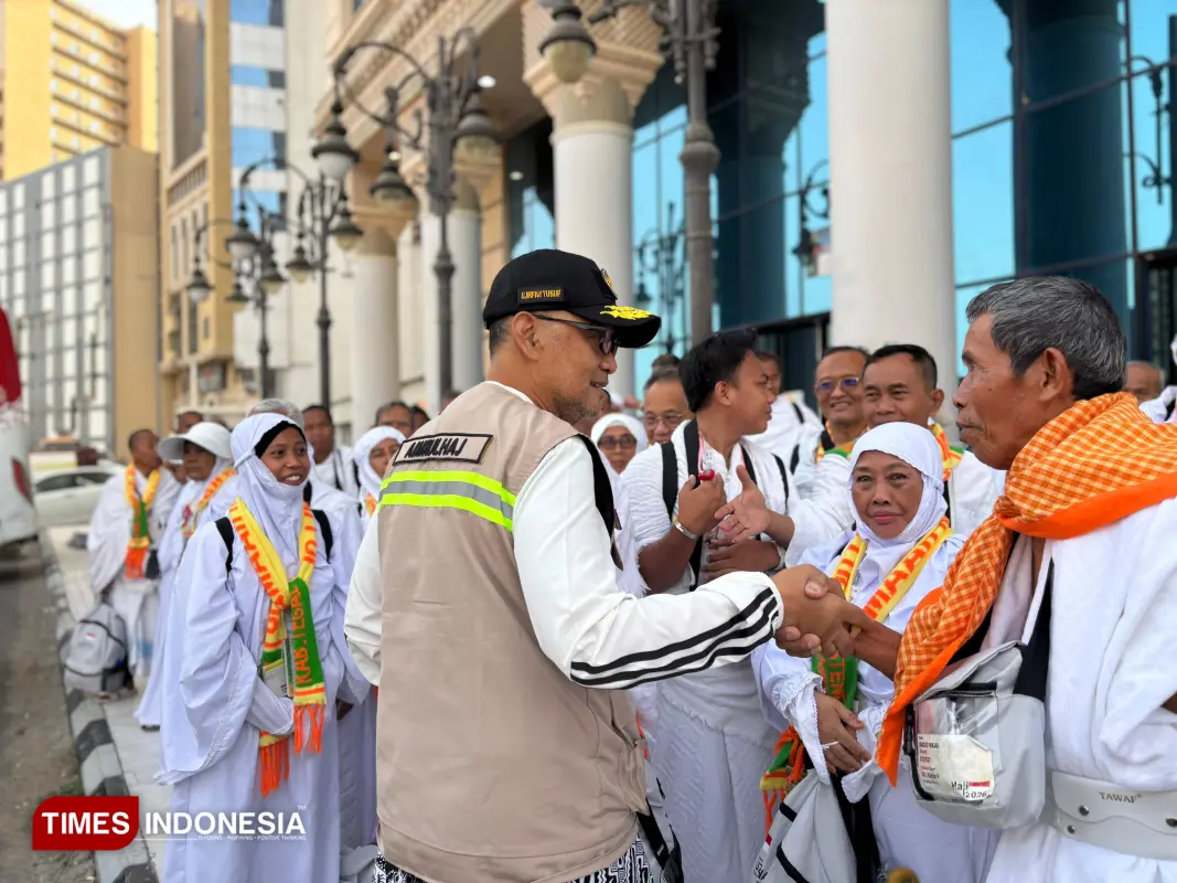 Menhaj Mochamad Irfan Yusuf saat menyapa jemaah haji Indonesia