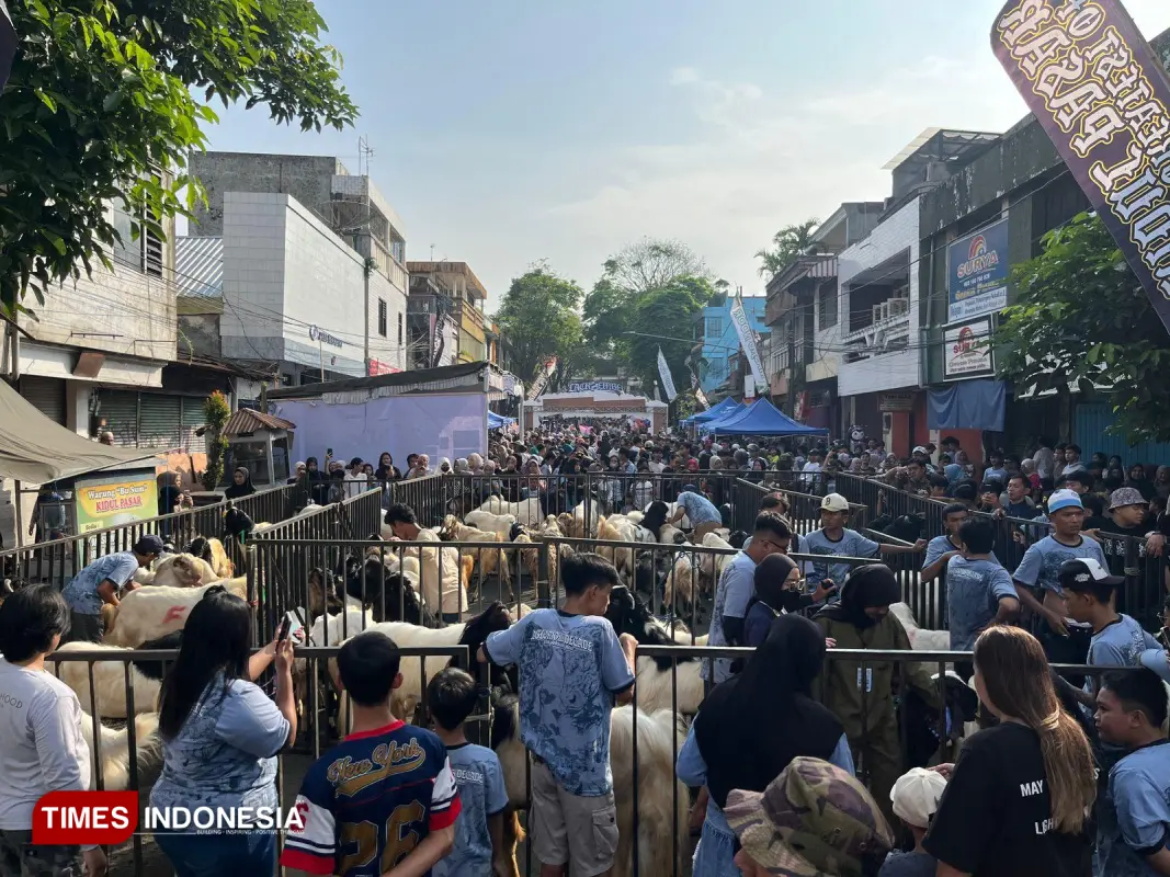 Puluhan hewan kurban diarak sebelum di sembelih di Kidul Pasar Kota Malang - 1