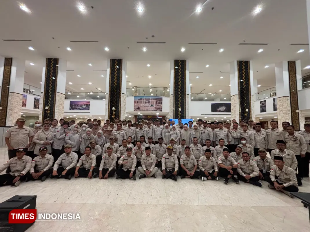 Irjen Kemenhaj bersama petugas haji di daker Madinah. (FOTO: Fahmi/MCH 2026)