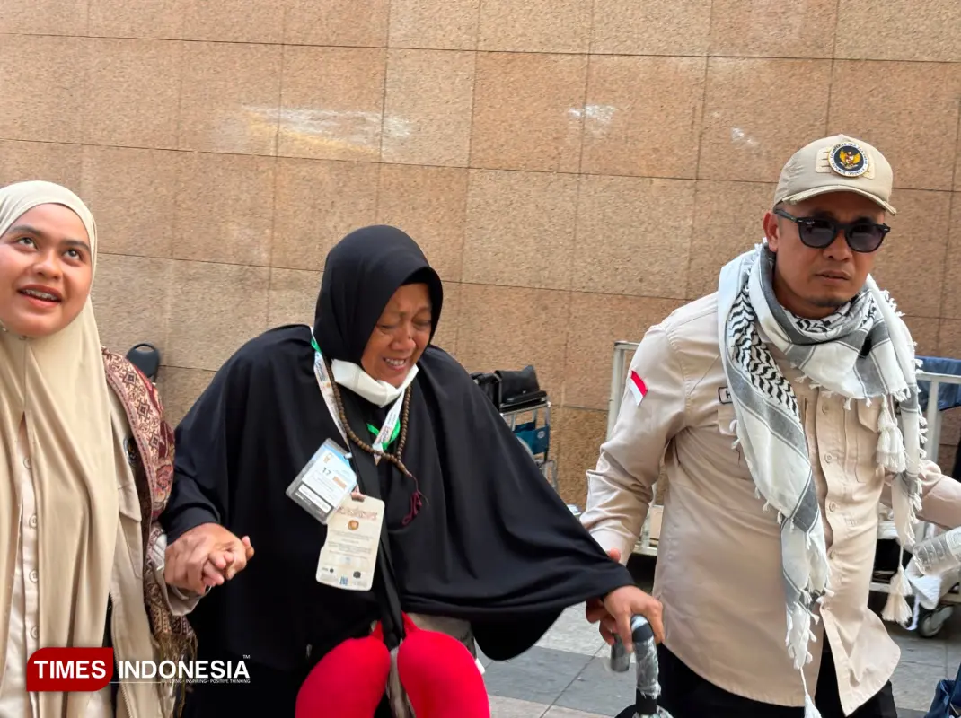 Petugas haji sektor 2 Madinah membantu jemaah haji Indonesia yang tiba di Madinah. (FOTO: Fahmi/MCH 2026)