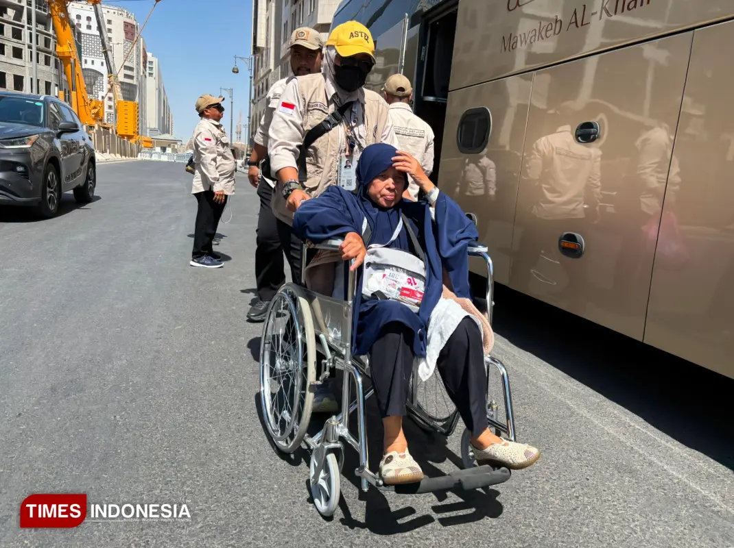Petugas sektor 2 Madinah sediakan kursi roda bagi jemaah haji Indonesia yang membutuhkan. (FOTO: Fahmi/MCH 2026)