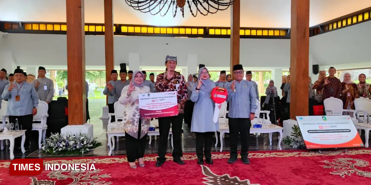 Foto 2. Foto bersama di Pendopo Sabha Swagata Blambangan ketika penyerahan CSR. (FOTO : Anggara Cahya/TIMES Indonesia) article