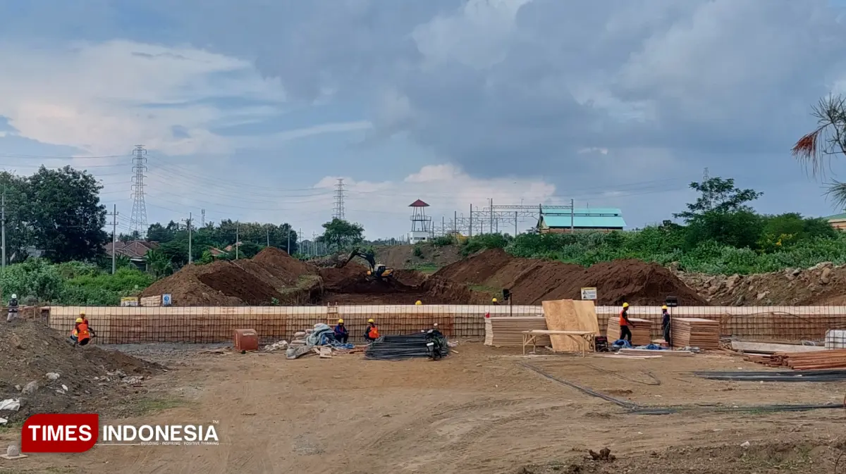 Foto 2. Test Track yang tengah digarap pabrik INKA Banyuwangi sepanjang 3km. (FOTO : Anggara Cahya/TIMES Indonesia)