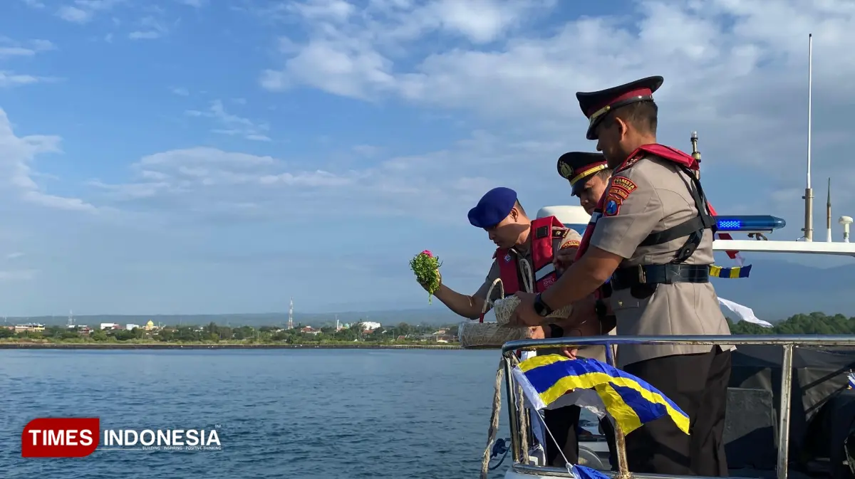 Proses tabur bunga. (FOTO : Polresta Banyuwangi For TIMES Indonesia)