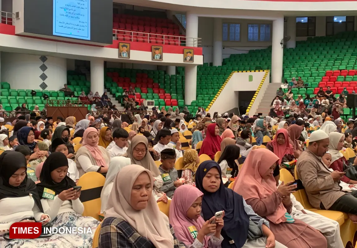 Para penerima manfaat dalam santunan Muharram UNISMA. (FOTO: Miranda/TIMES Indonesia