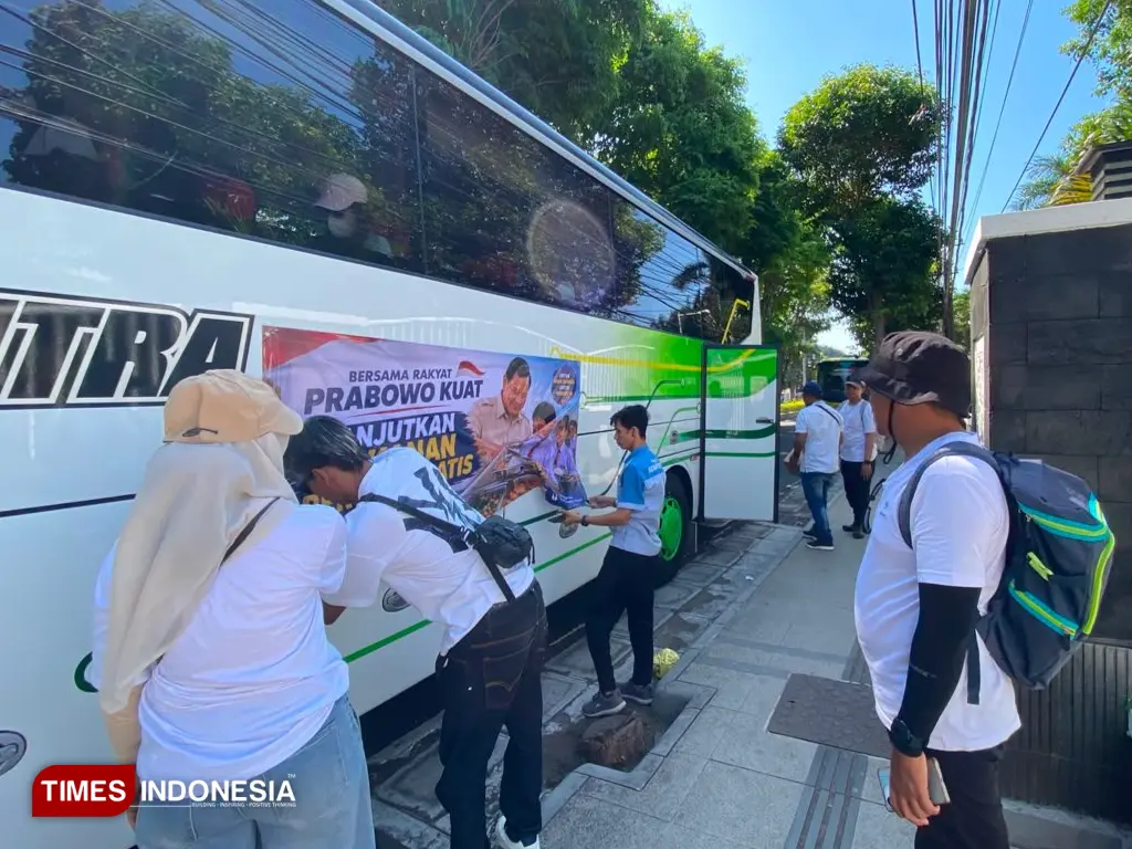 Massa FMBG diangkut Bus Pariwisata. (Foto: Fazar Dimas/TIMES Indonesia).