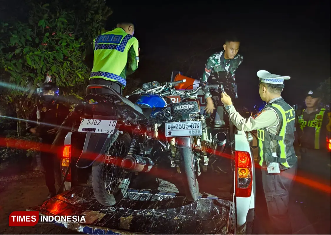 Petugas mengamankan kendaraan roda dua berknalpot brong. (FOTO: Yusuf Arifai/TIMES Indonesia)