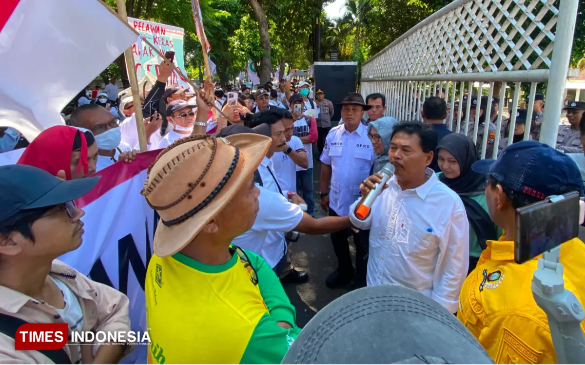 Wakil Ketua DPRD Banyuwangi, Ruliyono menemui massa aksi. (FOTO : Anggara Cahya/TIMES Indonesia)