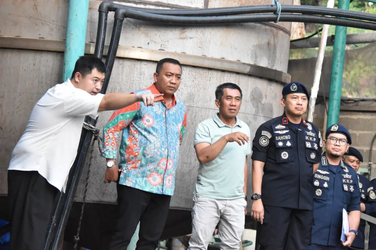 Bupati Rio bersama Kementrian Kelautan dan Perikanan melakukan kunjungan. (FOTO : Pemkab Situbondo)