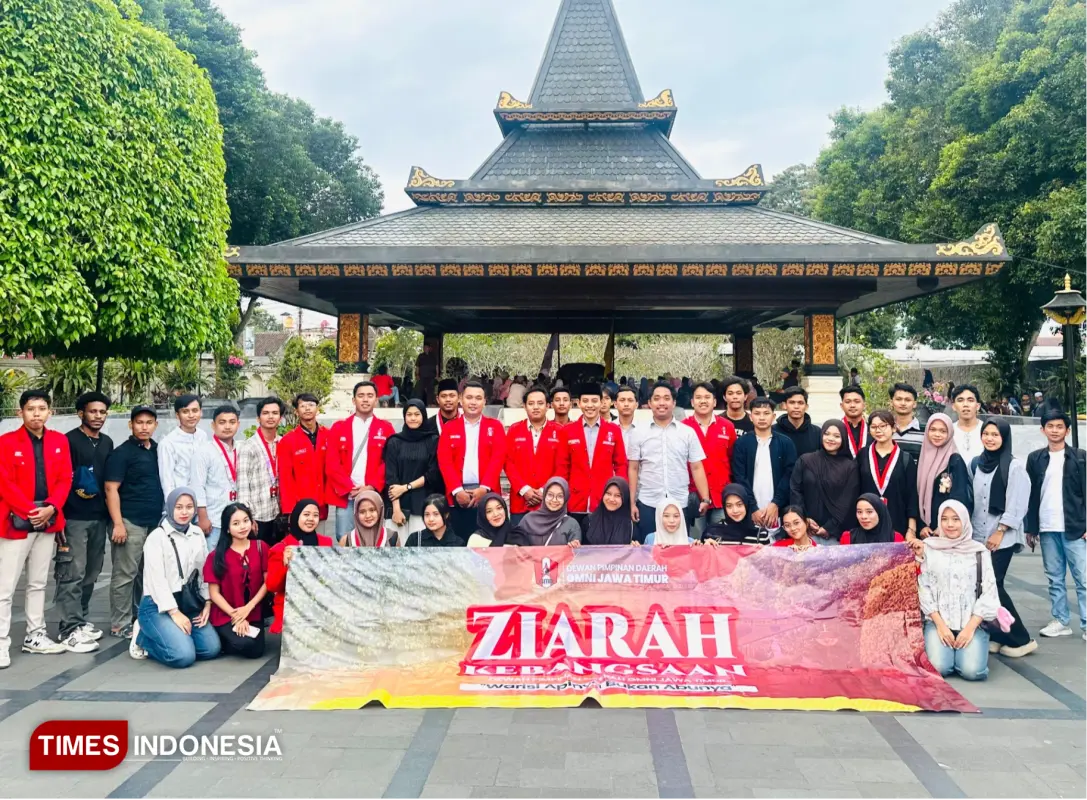 Pengurus DPD GMNI Jatim usai ziarah makam Bung Karno di Kota Blitar. (Foto: GMNI for TIMES Indonesia)