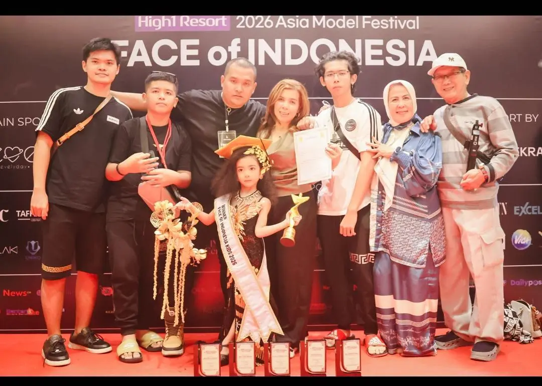 Jesslyn, foto bersama keluarga usai gelaran Face of Indonesia 2026. (FOTO: Bella for TIMES Indonesia)