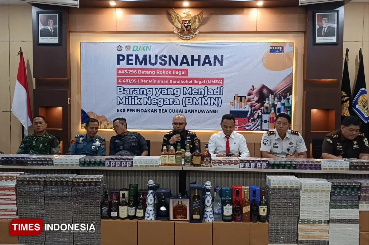 Bea dan Cukai Banyuwangi saat memperlihatkan miras dan rokok ilegal sitaannya. (FOTO: Ikromil Aufa/TIMES Indonesia)