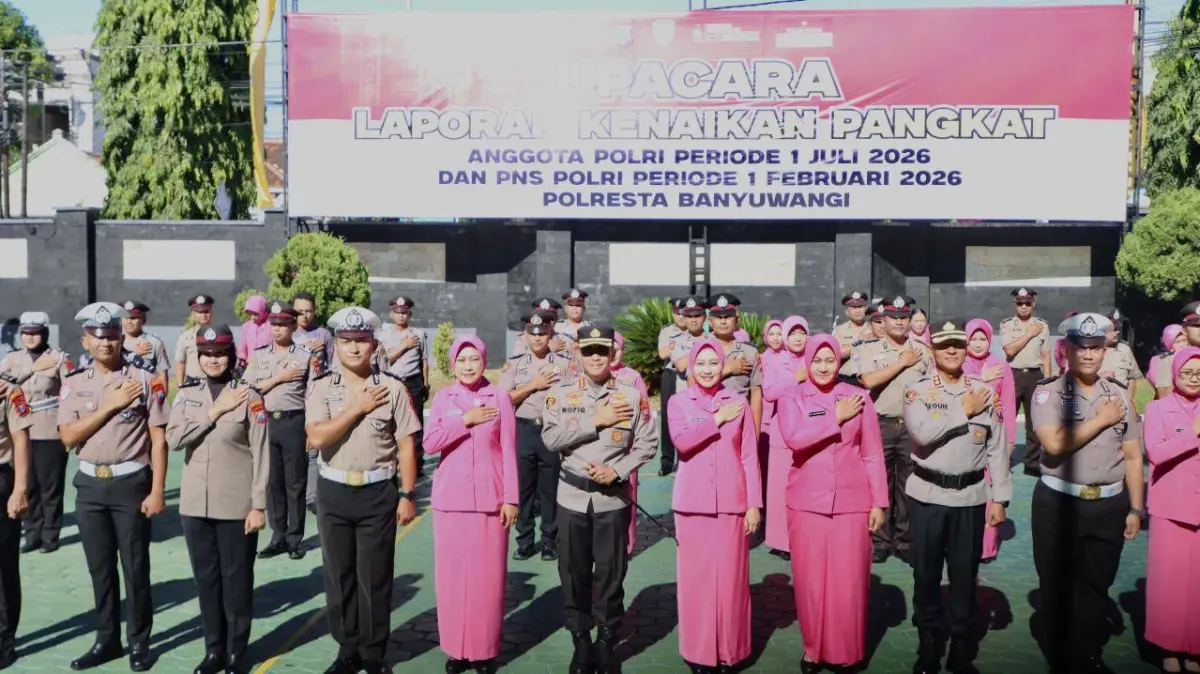 Foto bersama anggota yang telah baik pangkat satu tingkat lebih tinggi. (FOTO : Polresta Banyuwangi)