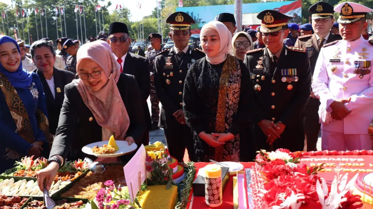 Bupati Ipuk, memotong tumpeng pada upacara Hari Bhayangkara ke ke-80. (FOTO : Polresta Banyuwangi for TIMES Indonesia)