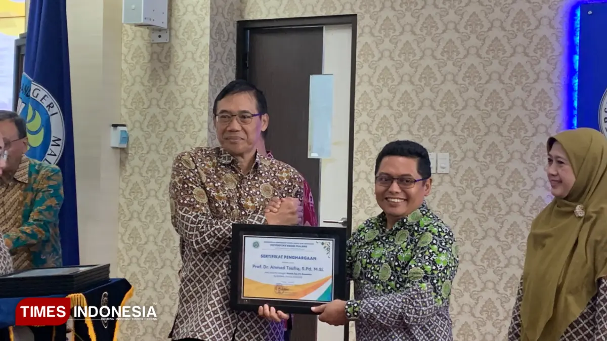 Rektor UM, Prof. Hariyono saat memberikan penghargaan kepada salah satu dosen. (FOTO: Miranda/TIMES Indonesia)