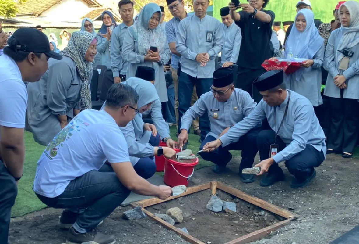Bupati Banyuwangi, Ipuk Fiestiandani, meletakkan batu pertama di TPS3R Kertosari. (Foto: Fazar Dimas/TIMES Indonesia).