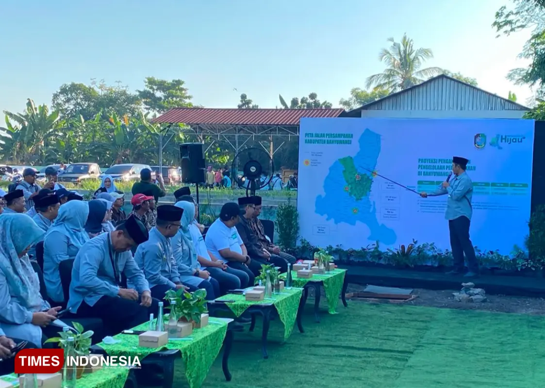 Foto. Plt. Kepala DLH Banyuwangi, Bayu, menjelaskan kapasitas TPS3R kertosari. (Foto: Fazar Dimas/TIMES Indonesia).