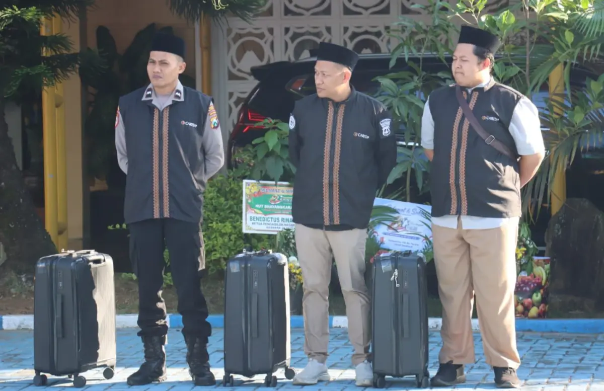 Tiga personel penerima hadiah umrah dari Kapolres Pacitan. (FOTO: Yusuf Arifai/TIMES Indonesia)