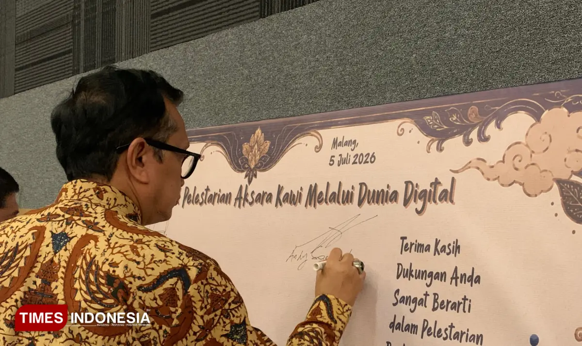 Andy saat memberikan tanda tangan sebagai simbolis dukungan. (FOTO: Miranda/TIMES Indonesia)