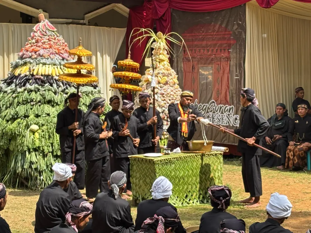 Gunungan hasil bumi Gumelem Kulon