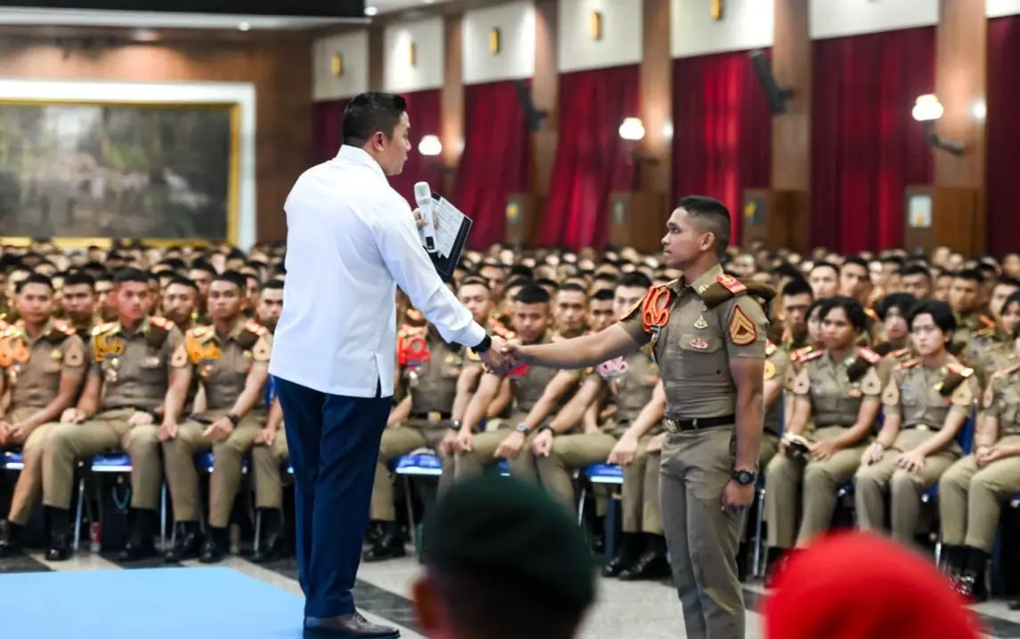 Seskab Teddy, bersama salah satu taruna Akmil