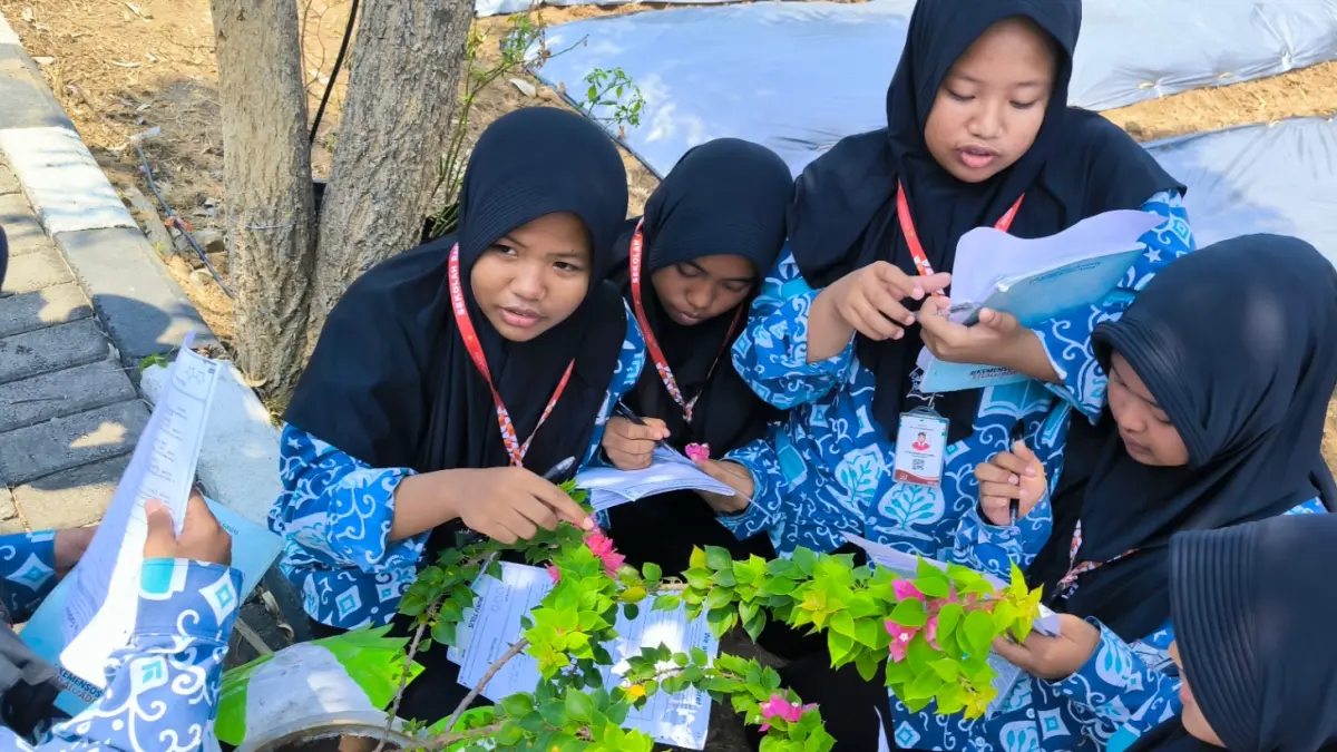 Siswa SRT7 Kota Probolinggo saat belajar di luar Kelas  (Foto: Sri Hartini/TIMES Indonesia)