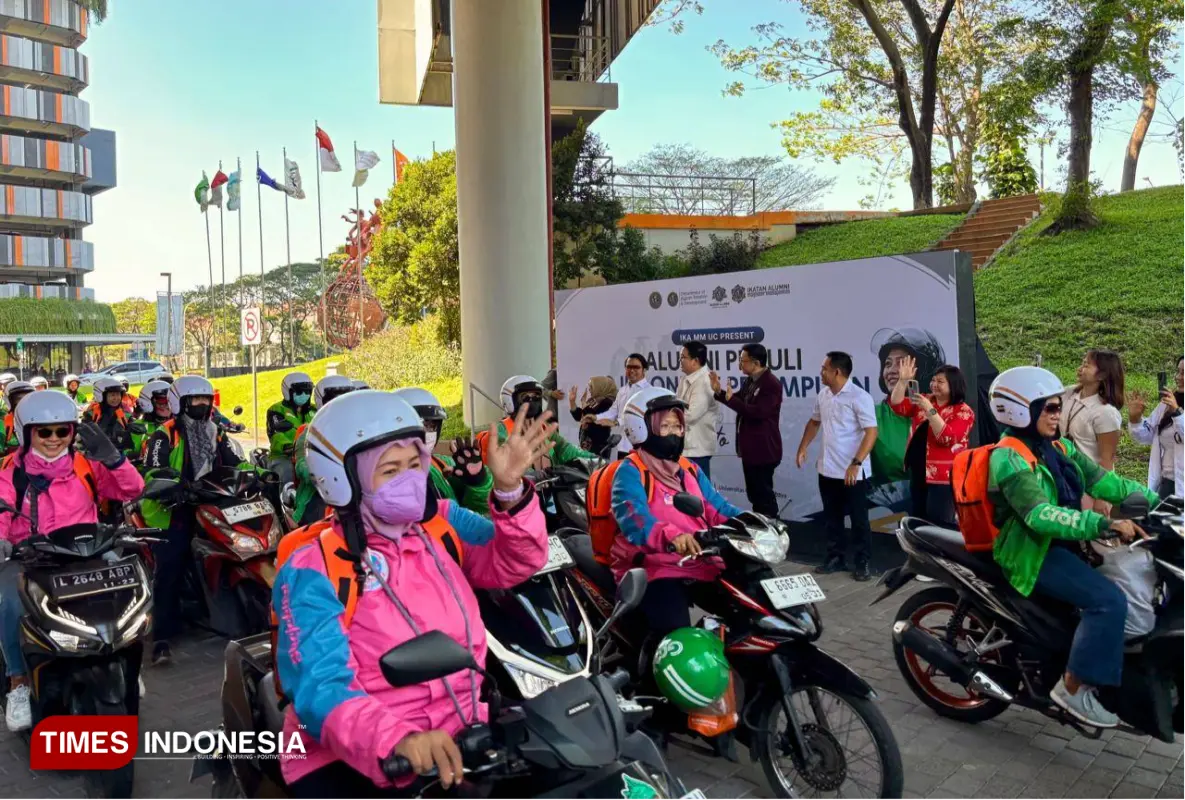 Konvoi para ojol perempuan dari UC ke SPBU Lontar untuk pengisian BBM gratis. (FOTO: Siti Nur Faizah/TIMES Indonesia)