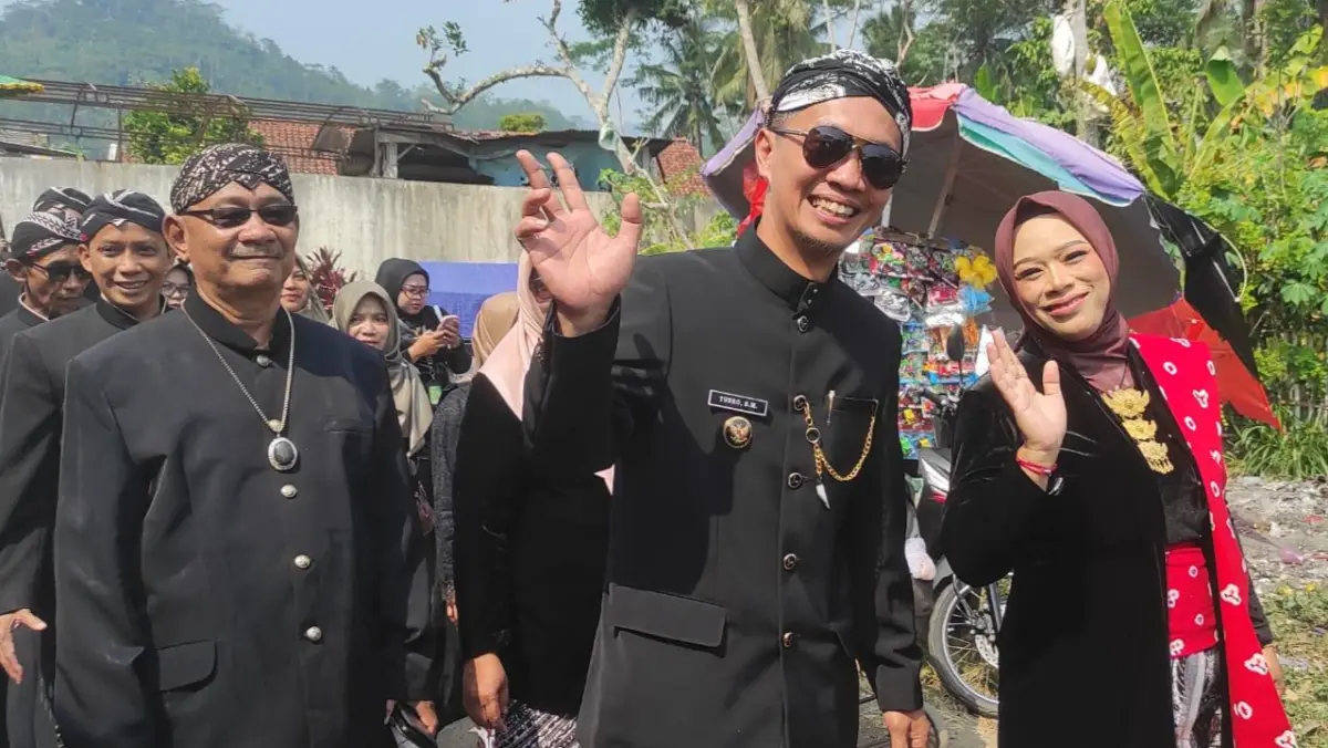 Kades Cendana, Tusro dan istri bersama perangkat desa dan tokoh masyarakat saat kirab budaya